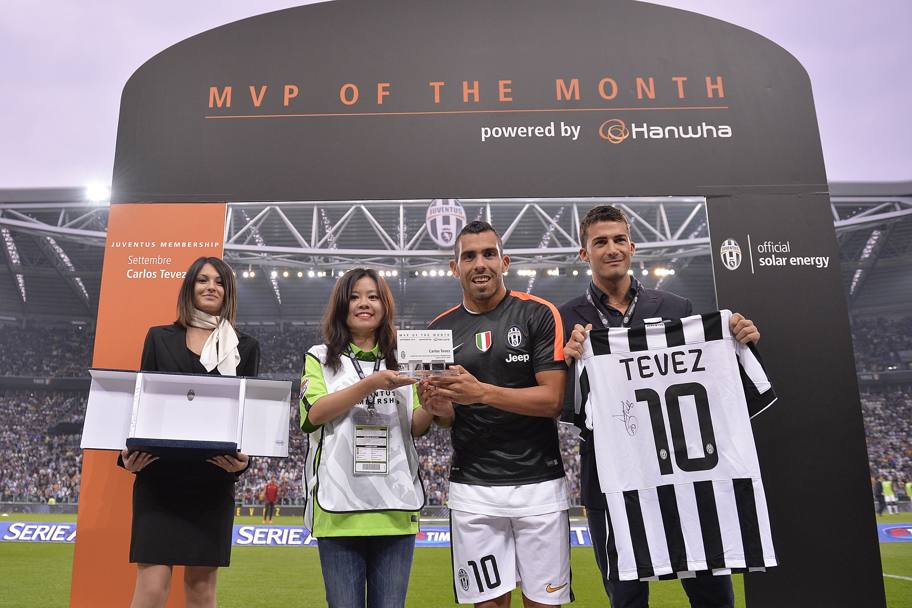 Poco prima dell&#39;inizio del match premiato Tevez come miglior giocatore del mese della Juventus. LaPresse